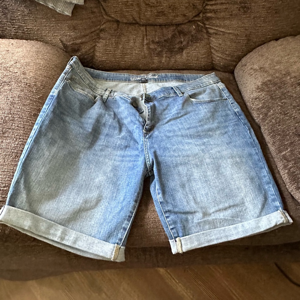 Universal Thread Sz 22W Jean shorts Bermuda style